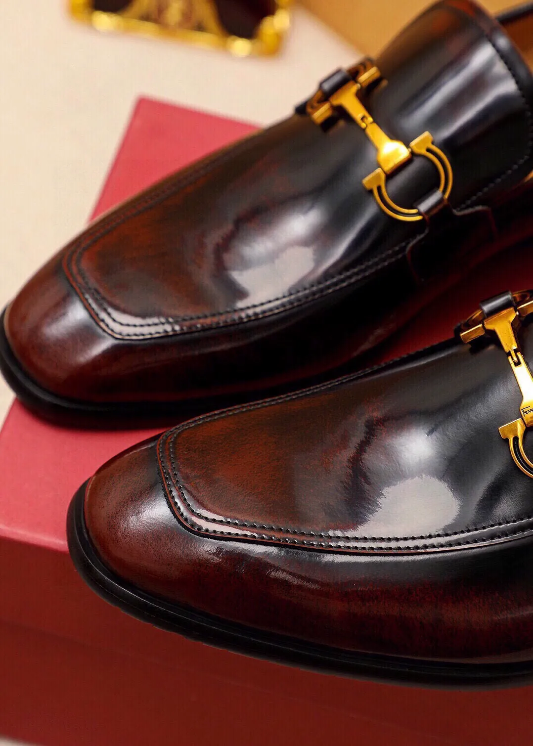 Men's shoes 💰520 💐 Product trademark: Ferragamo "Ferragamo" casual leather shoes Regular size: 38-44 (45🉑️customized) Product materials: Selected imported first-layer open-edge beaded cowhide upper + original hardware buckle, imported water-dyed cowhide leather lining. Strong three-dimensional visual effect, combined outsole Color: 3⃣️colors available
